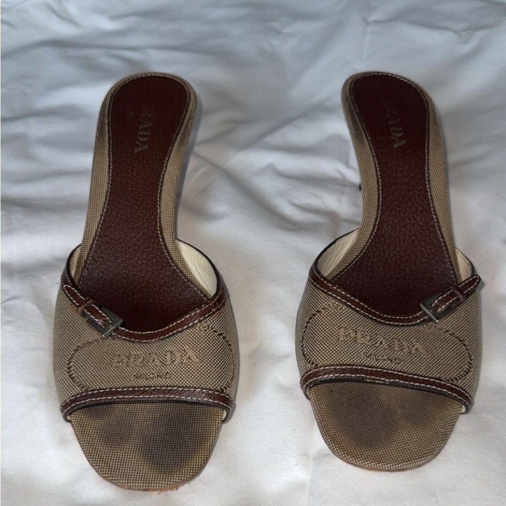 Prada kitten heels
Eu size 38.5= 9 in women’s